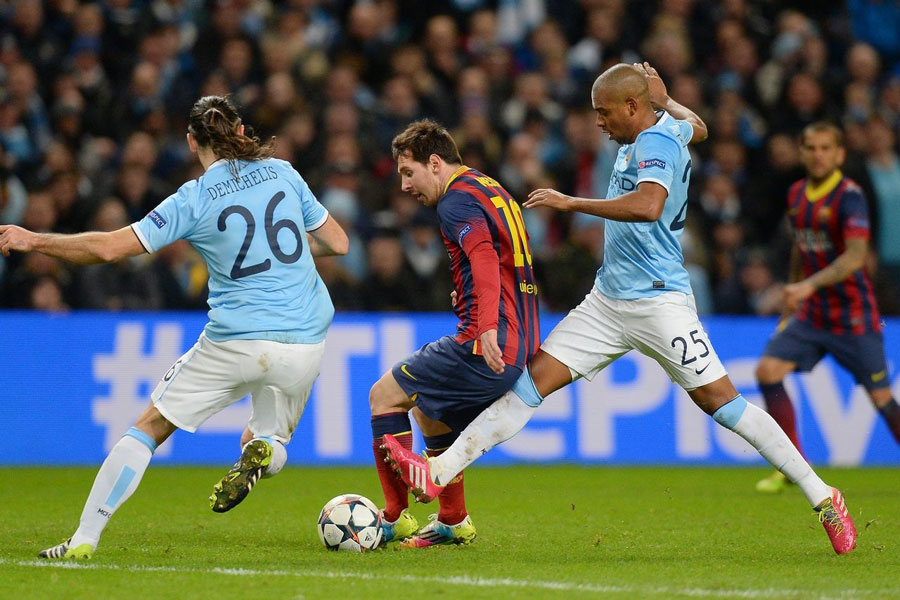 梅西捧起美职联冠军奖杯时，站在一旁的穆勒露出了最真挚的笑容