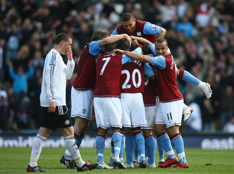 记者：邵佳一探班U22国足训练，与主帅安东尼奥相谈甚欢