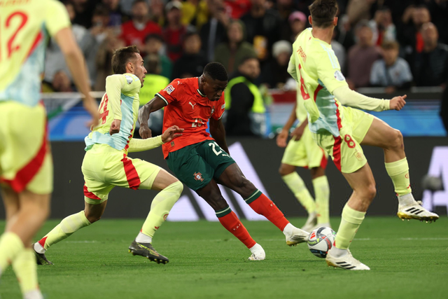 记者：阿隆索执教皇马后常与瓜帅交流；他可能不想小熊留队