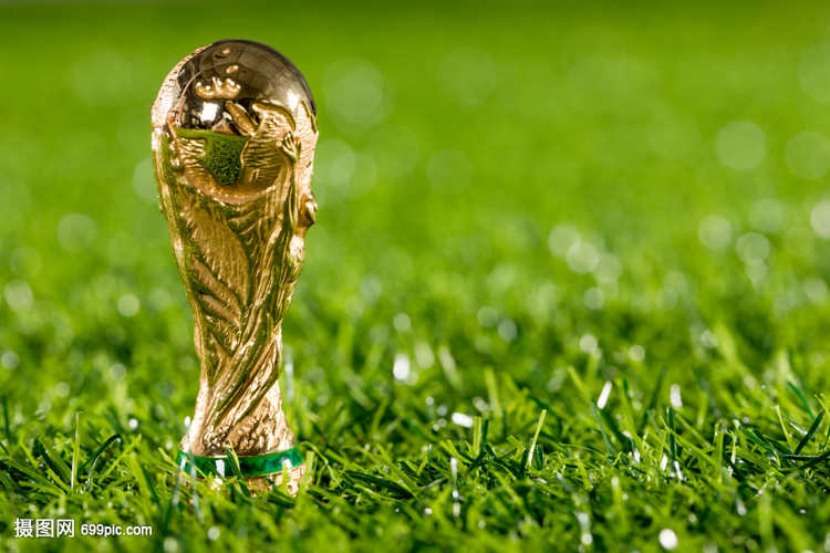 AC米兰在意大利杯负于拉齐奥，终结13场不败，放弃杯赛以专注意甲，凸显战略调整。