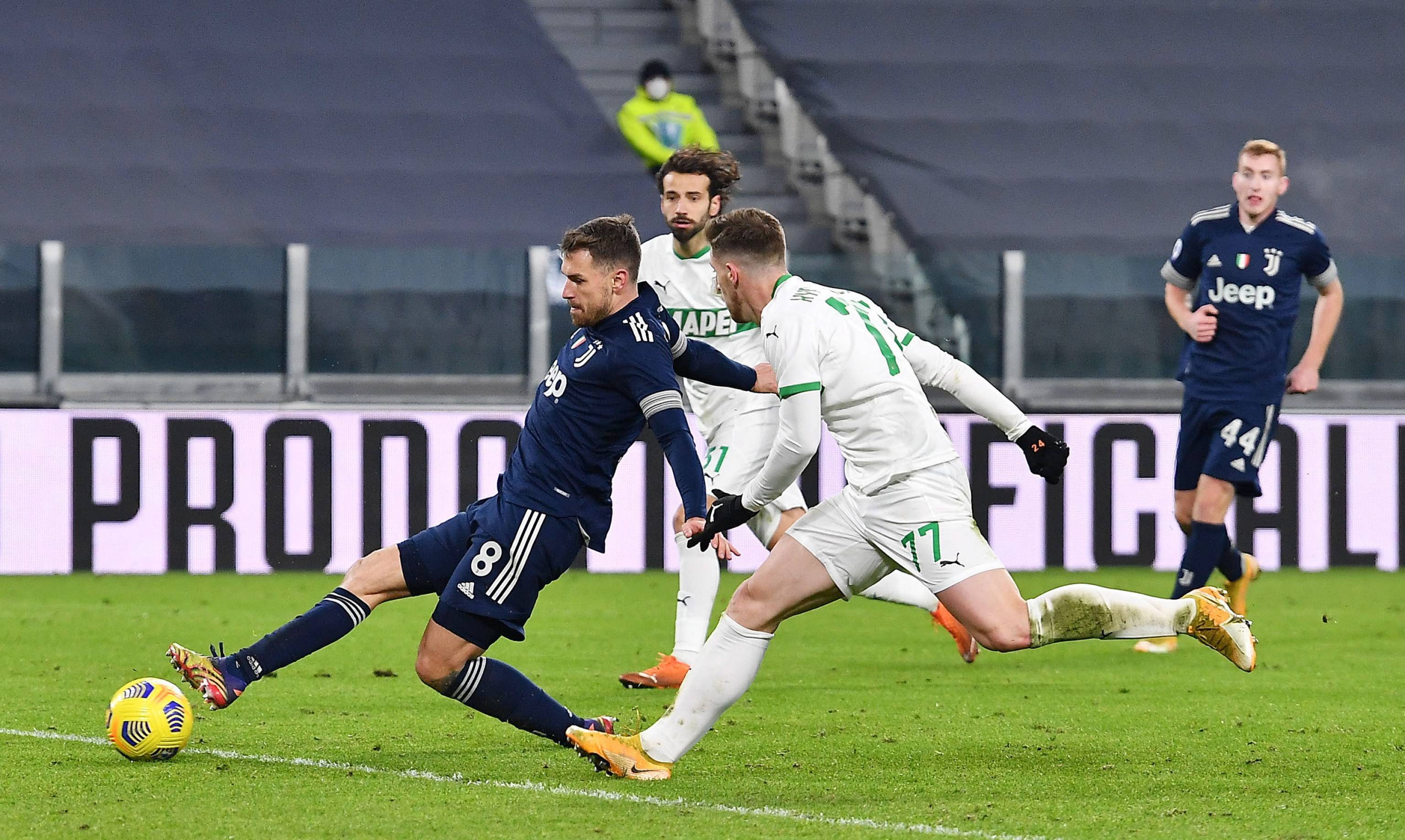 基恩曾因记者手机没有静音而发火，但录节目时他的手机也响了