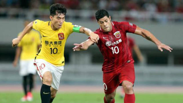 曼联考虑签下巴莱巴，期待填补中场空缺，暂无戈麦斯交易计划。